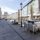 Terrazas de hostelería recogidas en La Flora, a pesar de las jornadas de buenas temperaturas de estos días.