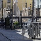 Terrazas de hostelería recogidas en La Flora, a pesar de las jornadas de buenas temperaturas de estos días.