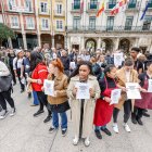 Empresarios y trabajadores de la hostelería burgalesa se concentran en la Plaza Mayor para exigir al Ayuntamiento una mesa de trabajo para solucionar la "problemática de las terrazas".