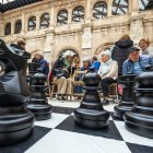 Diecisiete tableros estándar y uno gigante se desplegaron en el patio del Monasterio de San Juan.