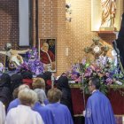 Encuentro de la Virgen y el Cristo en el interior del templo.