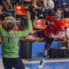 Javier Rodríguez a punto de lanzar a portería en el partido contra Agustinos en El Plantío.