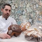 Félix Ángel Dieste, gerente de la Heladería Bombonería El Cid, con una colomba de Pascua de chocolate en sus manos.