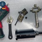 Herramientas incautadas a los detenidos.