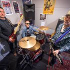 Félix (bajo), Javi (batería) y Rafa (guitarra); Rockerizos, en su local de ensayo.