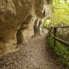 Tramo del sendero que discurre junto a la Cueva de los Portugueses.