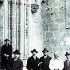 García Lorca a la puerta de la Cartuja de Miraflores.