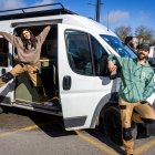 Aaron y Susana posan con la furgoneta camperizada con la que quieren dar la vuelta al mundo.