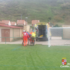 Los servicios de emergencia evacúan a la mujer herida.