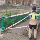 Un bombero baliza un acceso al río Vena.