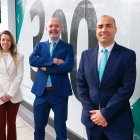 El personal de la primera oficina de "Cajaviva Caja Rural en Venta de Baños.