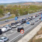 Retenciones en el entorno del antiguo peaje de Castañares el pasado lunes 21 de abril.