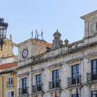 Parte superior de la fachada de la Casa Consistorial sin las campanas que se retiraron en 2023 debido al mal estado de la estructura que soporta su peso y las vibraciones de sus tañidos.