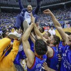 Los jugadores mantean al técnico, Bruno Savignani.