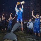 Los jugadores del Silbö San Pablo, celebrando el ascenso en la fuente de los delfines.