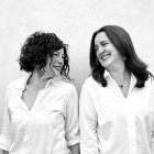 Mercedes Escribano y Macarena Domaica son las 'comadres' de la obra 'Ya sé yo mis cosas', "un libro que conecta emociones universales y goce visual".