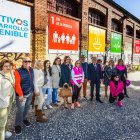 Representantes de varias de las entidades que han hecho posible el mural impulsado por Cruz Roja posan junto a la instalación.