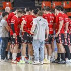 Los cidianos, escuchando instrucciones de Roi Sánchez durante el partido ante Agustinos en El Plantío.