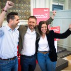 Temiño junto a la secretaria provincial socialista, Esther Peña, y su predecesor y secretario de Organización del PSCyL, Daniel de la Rosa.