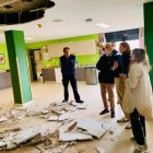 La consejera de Familia, Isabel Blanco, en la residencia de Cortes después de derrumbarse parte de un techo.