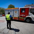 Bomberos y Policía Local en la plaza de Mío Cid, en Burgos, tras el apagón eléctrico en toda España.