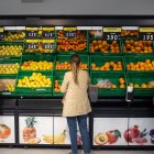 Varias personas realizan la compra en un supermercado tras el apagón eléctrico