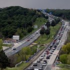 Varios vehículos circulan por la A-5.