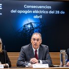 Emiliana Molero, Miguel Ángel Benavente e Íñigo Llarena, en la sede de FAE el día después del apagón.