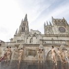 Cientos de bailarines se dieron cita a los pies de la Catedral y en la Plaza Mayor para celebrar el Día Internacional de la Danza.