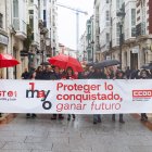 La movilización del 1 de Mayo a su paso por la calle Laín Clavo, cuando ya llevaba un buen rato lloviendo.
