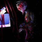 Imagen del singular espectáculo ‘Mo y la cinta roja’, de la compañía francesa l’Homme debout.