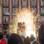 Instante en el que el cohete anunciador de las fiestas de San Pedro explota en la tarima de prensa.