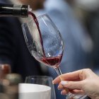 Archivo - Una persona sirve una copa de vino durante la  XXIII edición de ‘Madrid Fusión Alimentos de España’, en IFEMA, a 27 de enero de 2025, en Madrid (España).