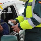 La Guardia Civil, durante una prueba de alcoholemia.
