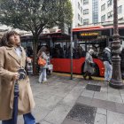 Un autobús municipal, en una parada de la capital burgalesa.
