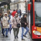 Viajeros suben al autobús, en una parada de la capital burgalesa.
