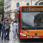 Viajeros suben al autobús municipal, en una parada de la capital burgalesa.