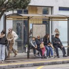 Usuarios del autobús urbano esperan en una parada de la capital burgalesa.