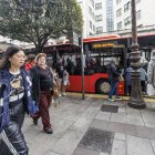 Usuarios del autobús urbano esperan en una parada de la capital burgalesa.