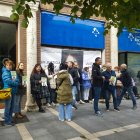 Concentración de familiares y vecinos de Traspinedo ante la Audiencia de Valladolid.