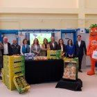 La consejera de Agricultura, Ganadería y Desarrollo Rural, María González Corral, y la de Educación, Rocío Lucas, presentan el programa de reparto de frutas y hortalizas en centros educativos en Laguna de Duero (Valladolid).