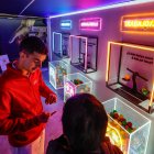 Un guía muestra a un visitante información en uno de los contenedores de la exposición.