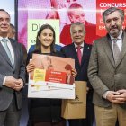 Ramón Sobremonte y Tomás Fisac entregan el primer premio del Concurso a Mejor Proyecto Empresarial a Paula Rodriguez por 'Sembrando salud'.