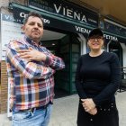 Gonzalo y Merche, del restaurante Viena, afrontan una nueva etapa tras el incendio del pasado 6 de abril.