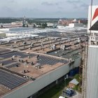 Archivo - Fotografía aérea de la fábrica de Bridgestone en Burgos, con la cubierta llena de paneles.