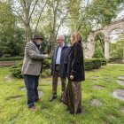 El naturalista Miguel Ángel Pinto charla con el concejal de Medio Ambiente, Carlos Niño, y Carmen Hernando, responsable de Cohesión Social, Bienestar y Sostenibilidad Ambiental de Fundación Caja de Burgos en el paseo de la Isla.