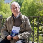 El escritor burgalés Jesús Carazo, con un ejemplar de su última novela, ‘Un imposible adiós’.