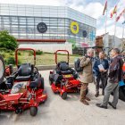 Maquinaria para el arreglo de jardines de Burgos expuesta en el paseo Sierra de Atapuerca.