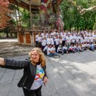 Ayala se hace un selfie con floristas y voluntarios con la camiseta de Burgos 2031.