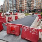 Durante esta mañana se ha echado una capa de asfalto en esta zona de Grandmontagne, tras sustituir el adoquinado en la zona que usan los vehículos.